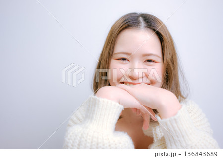 白背景で微笑む20代日本人女性 136843689