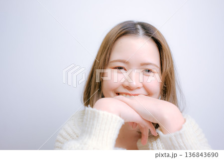白背景で微笑む20代日本人女性 136843690