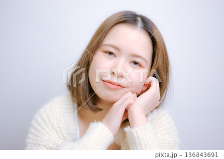 白背景で微笑む20代日本人女性 白背景で微笑む20代日本人女性 136843691
