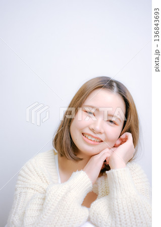 白背景で微笑む20代日本人女性 136843693