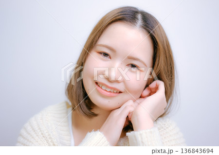白背景で微笑む20代日本人女性 136843694