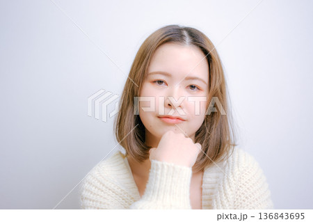 白背景で微笑む20代日本人女性 136843695