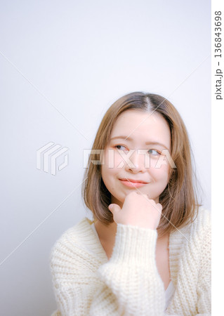 白背景で微笑む20代日本人女性 136843698