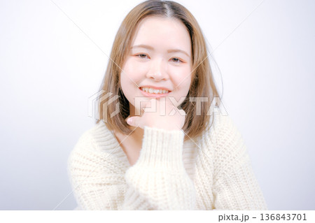 白背景で微笑む20代日本人女性 白背景で微笑む20代日本人女性 136843701