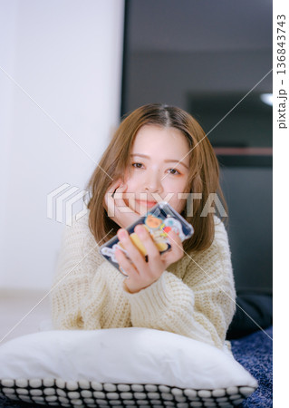 スマートフォンを持つ20代日本人女性 136843743