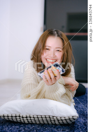 スマートフォンを持つ20代日本人女性 スマートフォンを持つ20代日本人女性 136843744