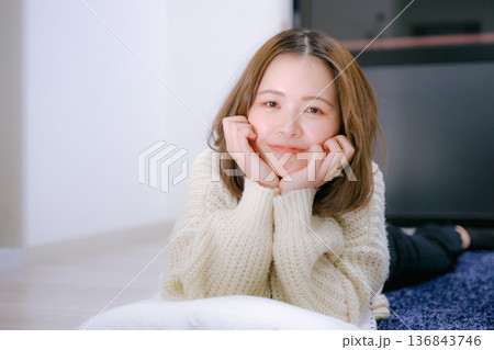 スマートフォンを持つ20代日本人女性 136843746