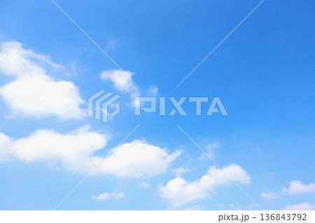 2月の暖かい日の空 2月の暖かい日の空 136843792