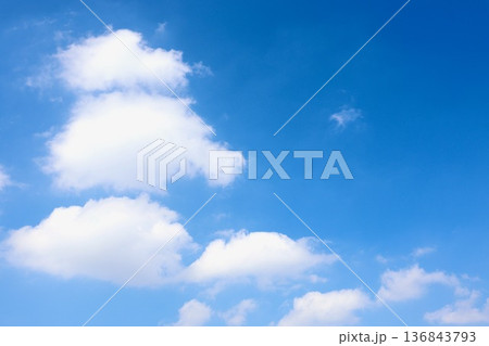 2月の暖かい日の空 2月の暖かい日の空 136843793