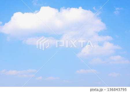 2月の暖かい日の空 2月の暖かい日の空 136843795