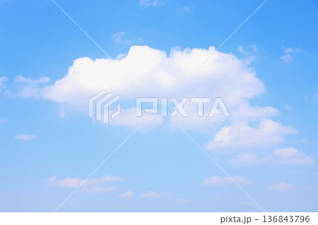 2月の暖かい日の空 2月の暖かい日の空 136843796