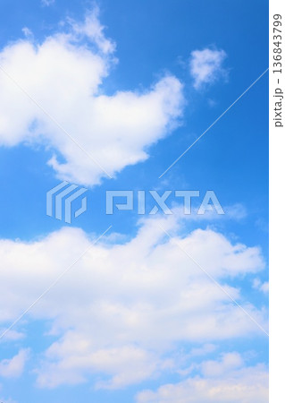 2月の暖かい日の空 2月の暖かい日の空 136843799