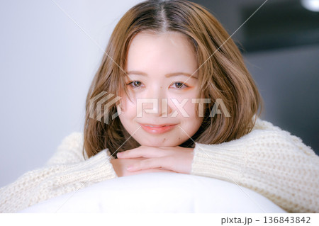 白背景で微笑む20代日本人女性 136843842