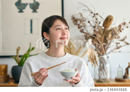 ご飯を食べる女性 136843888