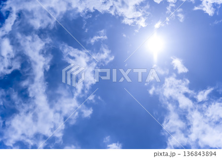 夏の空　太陽と雲　横浜 136843894