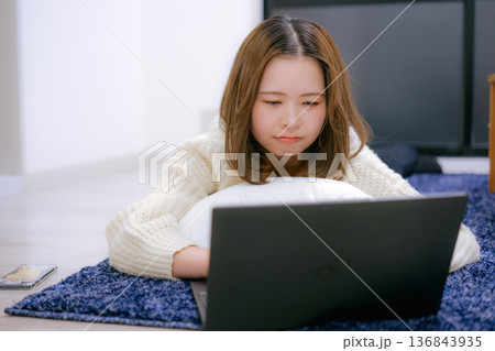 ノートパソコンを見る20代日本人女性 136843935