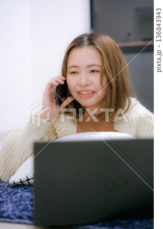 ノートパソコンを見る20代日本人女性 136843943