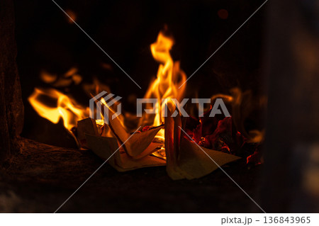 墓参り お墓参り 焼却 136843965