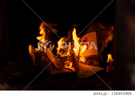 墓参り お墓参り 焼却 136843966