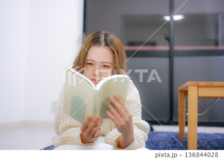自宅で読書をする20代日本人女性 136844028