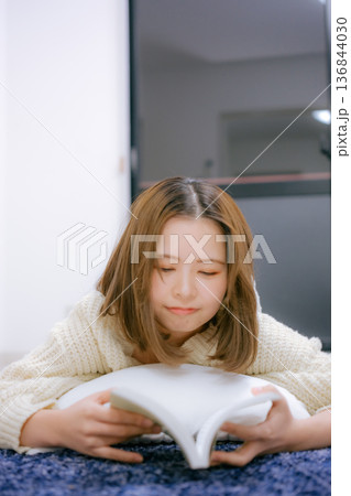 自宅で読書をする20代日本人女性 136844030