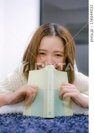 自宅で読書をする20代日本人女性 136844032