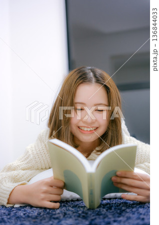 自宅で読書をする20代日本人女性 136844033