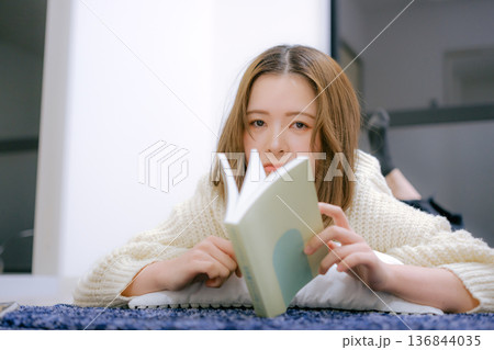 自宅で読書をする20代日本人女性 136844035