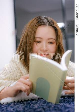 自宅で読書をする20代日本人女性 自宅で読書をする20代日本人女性 136844037