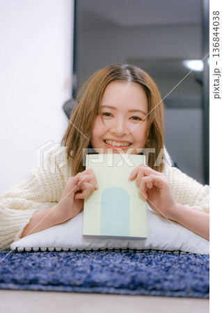 自宅で読書をする20代日本人女性 136844038