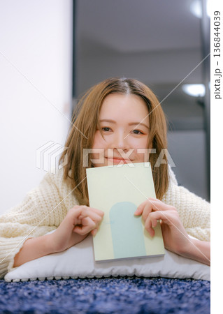 自宅で読書をする20代日本人女性 136844039