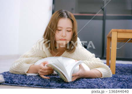 自宅で読書をする20代日本人女性 136844040