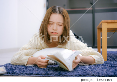 自宅で読書をする20代日本人女性 136844041