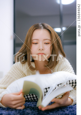 自宅で読書をする20代日本人女性 136844042