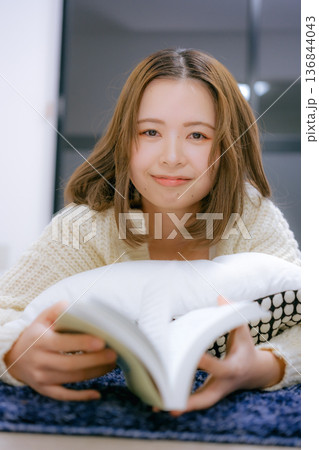 自宅で読書をする20代日本人女性 136844043
