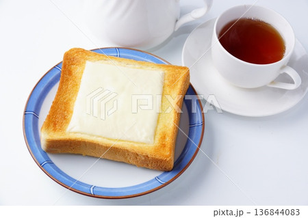 とろけるチーズトースト とろけるチーズトースト 136844083