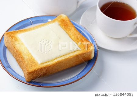 とろけるチーズトースト 136844085