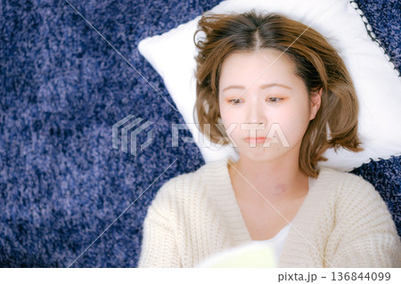 自宅で読書をする20代日本人女性 自宅で読書をする20代日本人女性 136844099