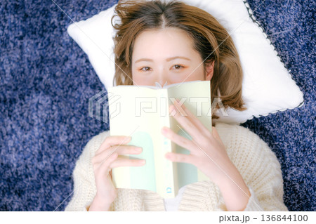 自宅で読書をする20代日本人女性 136844100