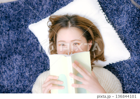 自宅で読書をする20代日本人女性 136844101