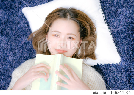 自宅で読書をする20代日本人女性 自宅で読書をする20代日本人女性 136844104
