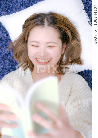 自宅で読書をする20代日本人女性 自宅で読書をする20代日本人女性 136844107