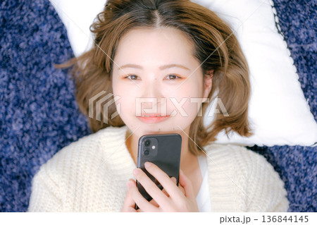 自宅でスマートフォンを持つ20代日本人女性 自宅でスマートフォンを持つ20代日本人女性 136844145