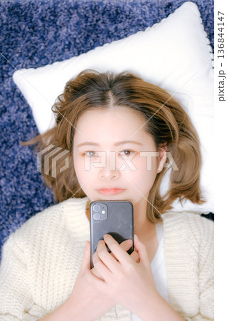 自宅でスマートフォンを持つ20代日本人女性 自宅でスマートフォンを持つ20代日本人女性 136844147