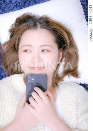 自宅でスマートフォンを持つ20代日本人女性 自宅でスマートフォンを持つ20代日本人女性 136844148