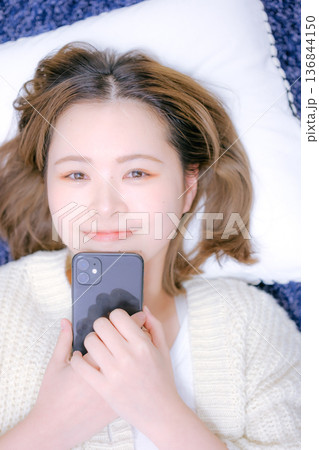 自宅でスマートフォンを持つ20代日本人女性 自宅でスマートフォンを持つ20代日本人女性 136844150
