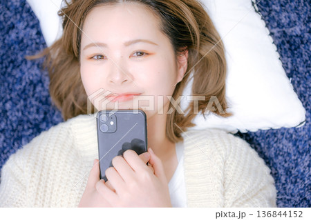 自宅でスマートフォンを持つ20代日本人女性 自宅でスマートフォンを持つ20代日本人女性 136844152