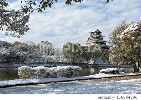 広島城雪景色 136844246