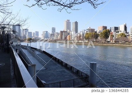 大阪市大川を挟んでの天満橋からみた都会風景 大阪市大川を挟んでの天満橋からみた都会風景 136844285
