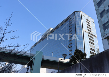 大阪市大川を挟んでの天満橋からみた都会風景 136844344